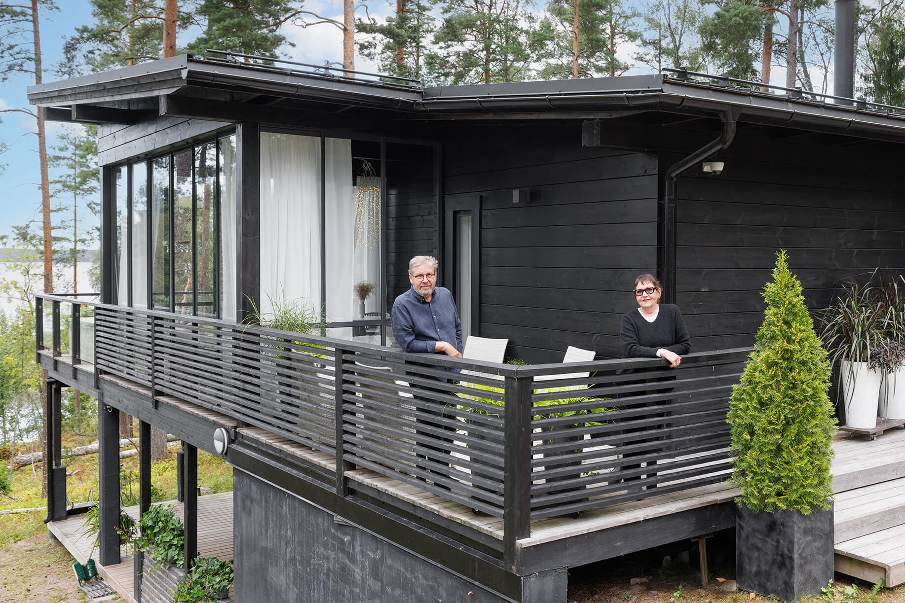 Nauvo Roofdeck -hirsihuvila – monen sukupolven kohtaamispaikka järvenrannalla