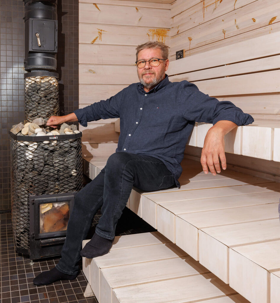 Modernin hirsitalon vaalea sauna