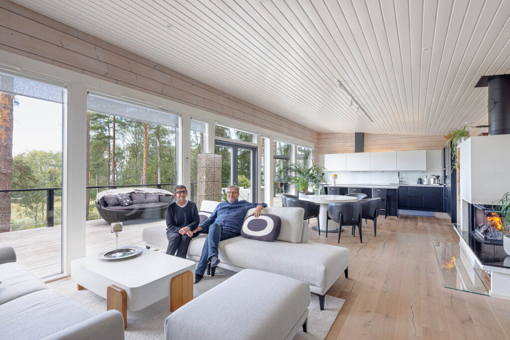 Iso olohuone ja keittiö hirsihuvilassa