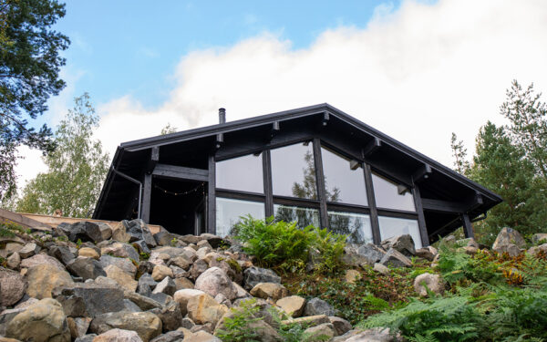 Tumma hirsihuvila rinteessä kalliolla