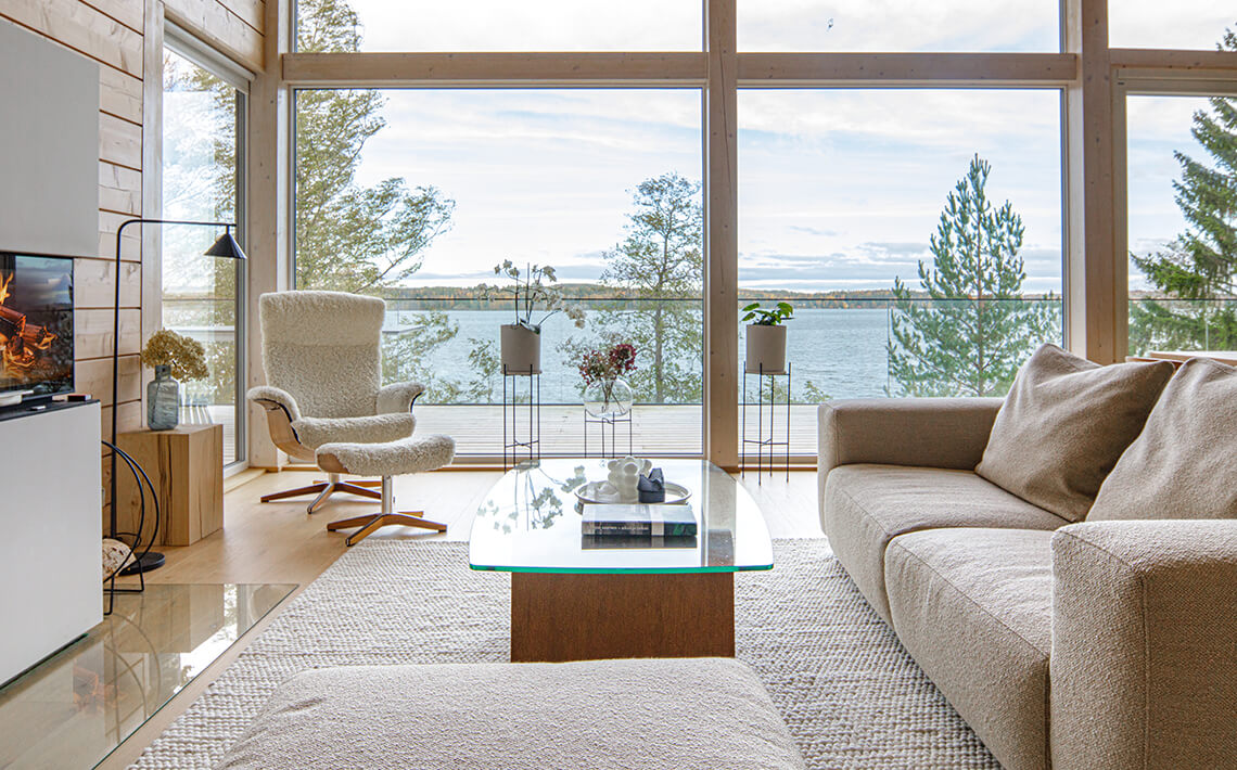 Hirsimökin olohuoneen suuresta ikkunasta näkyy hieno järvimaisema