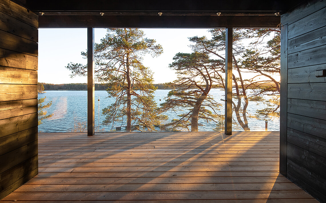 Tumman hirsimökin saunan ja tuvan välitila maisema järvelle
