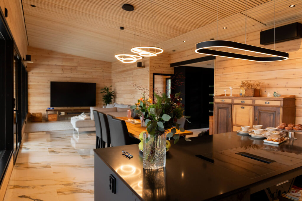 Hirsimökin olohuoneen luonnonpuuseinät